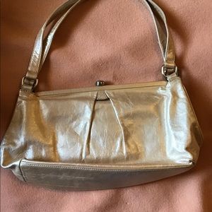 Hobo champagne gold leather handbag. Elegant